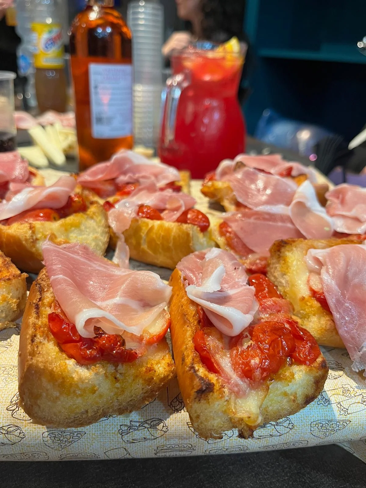 Bruschette con prosciutto e pomodorini