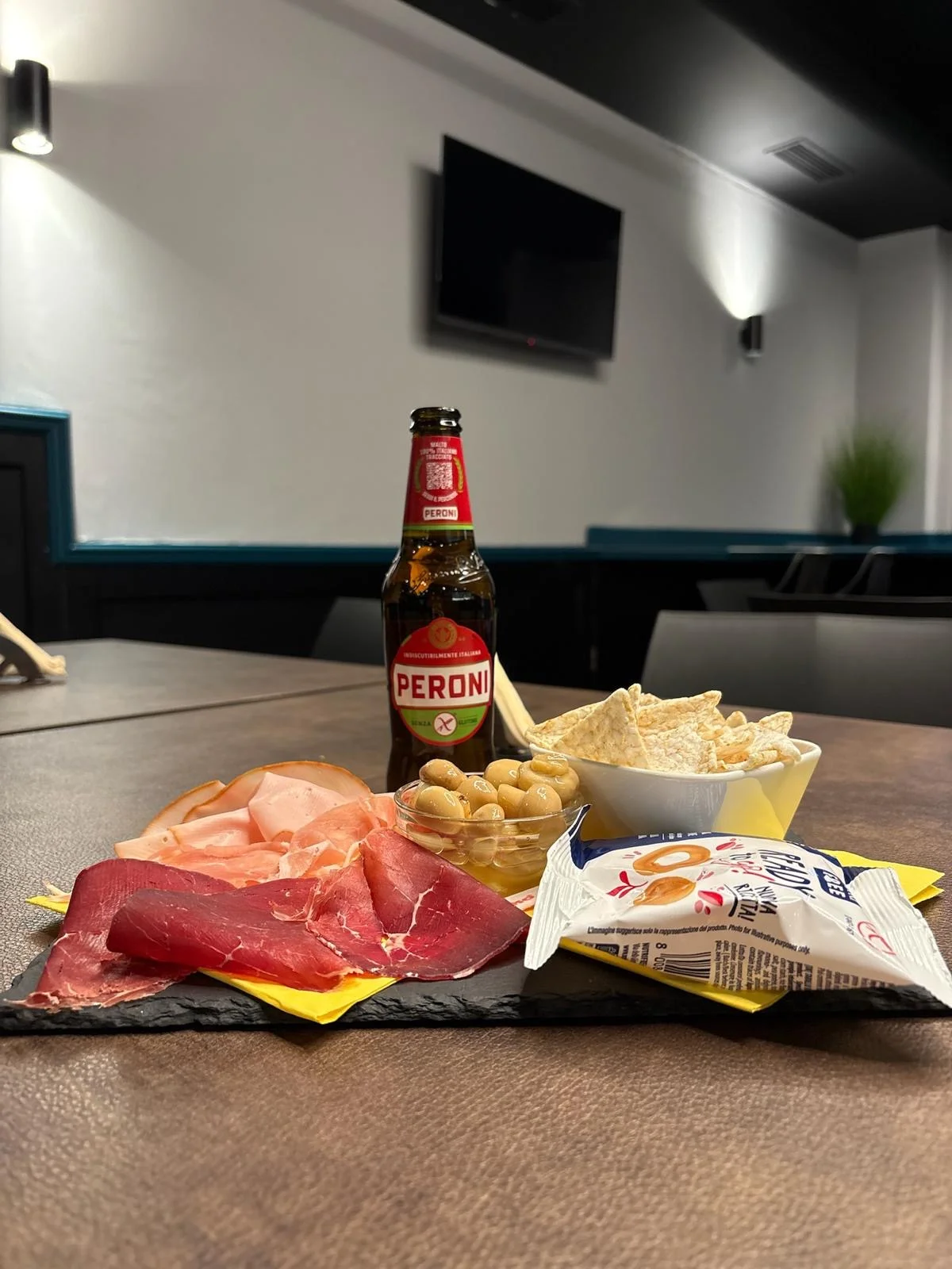 Tagliere aperitivo con salumi e birra Peroni