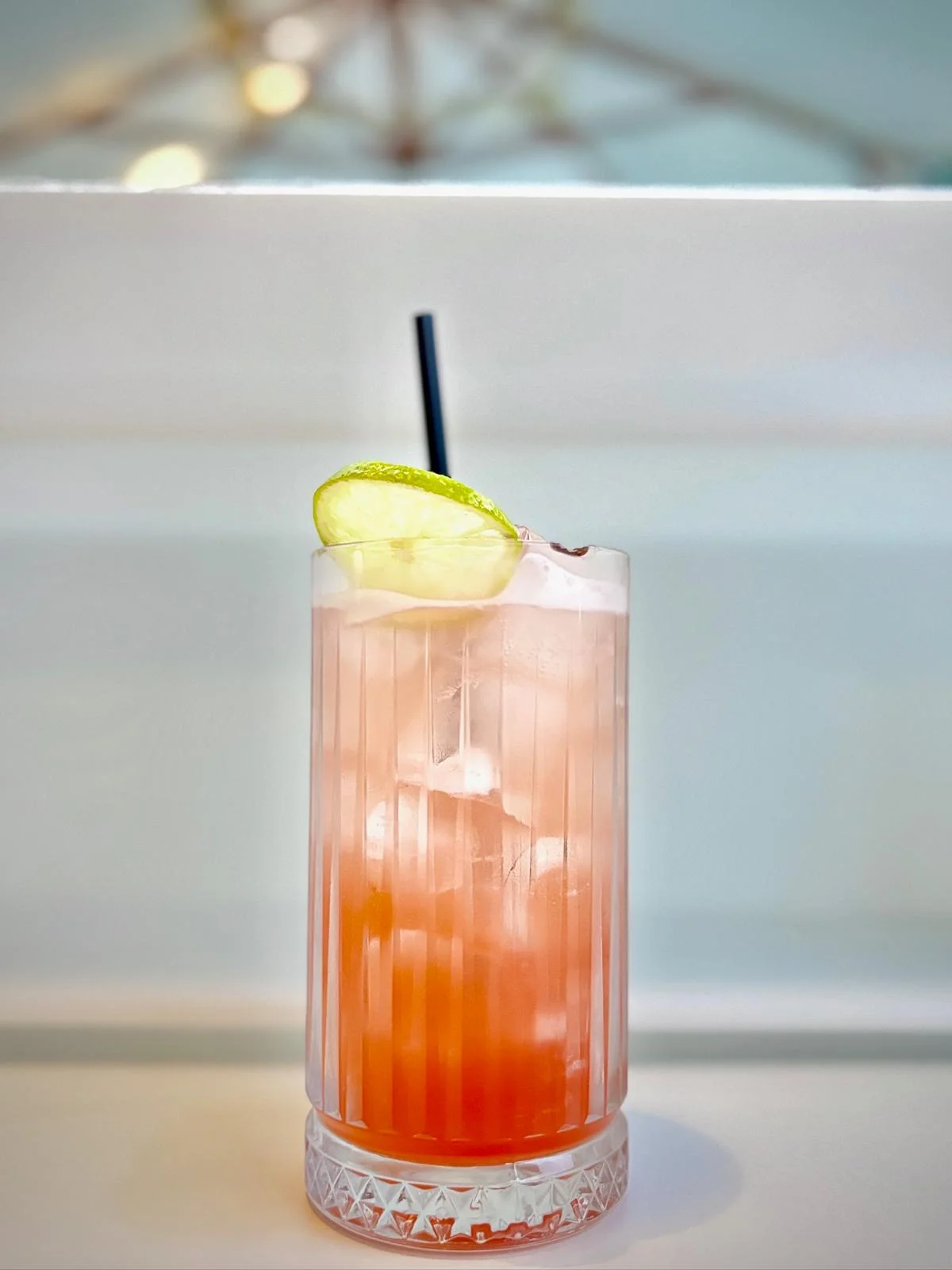 Cocktail rosa con lime fresco