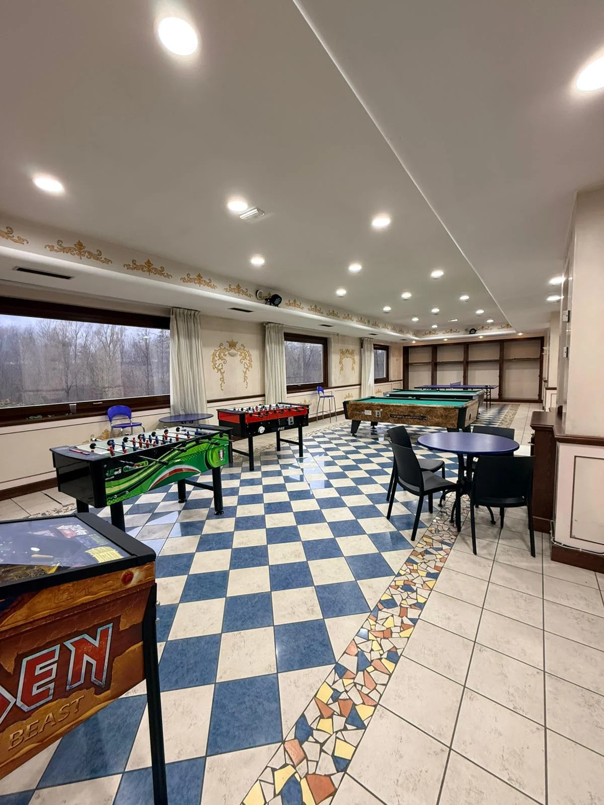 Vista completa della sala giochi
